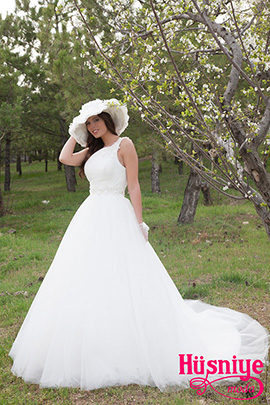 2019 Tek omuzlu, belden kabarık ,çiçek süslemeli eldiven ve şapka aksesuarlı kır düğünü gelinlik modeli