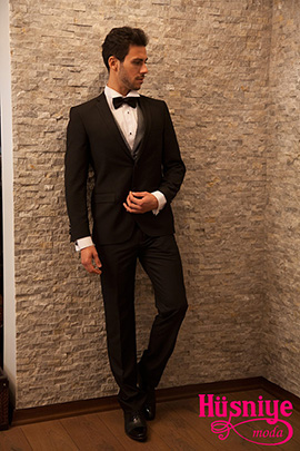 2024 Siyah, gümüş renkli yelekli damatlık takım elbiseyi siyah papyon, siyah düğmeli beyaz gömlek tamamlıyor. Düğün sonrası da giyilebilen şık bir damatlık.