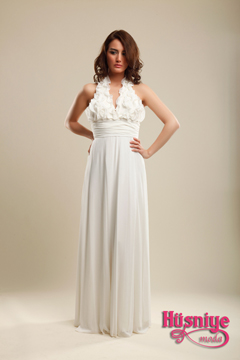 chiffon boyundna halter   cream-colored dress , chest under the cut to the body right hafiif narrow should   work 2010 night kıyafeti.sade wedding ceremonies in wedding dress as a may be   preferred.